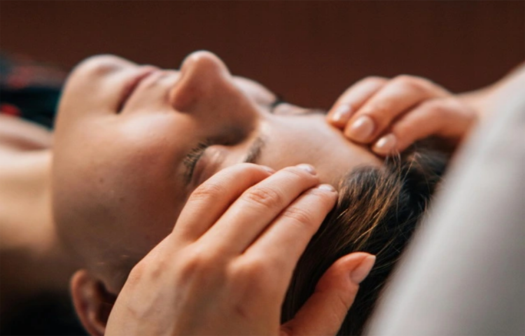 Xoa bóp bấm huyệt điều trị liệt thần kinh số VII ngoại biên (Khẩu nhãn oa tà)